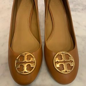 Tory Burch Chelsea Wedge Tan size 9.5 New with Original Box and Cloth